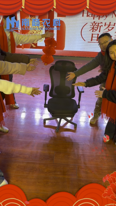 🎇 元旦快乐，温暖相伴 🎇时光匆匆，感恩 2025 年每一份支持与陪伴！从猪场到工厂，南商农科的成长，离不开每一位合作伙伴与家人的信赖！2026 年，我们将继续以贴心服务和硬核设备，陪您一路前行，养殖